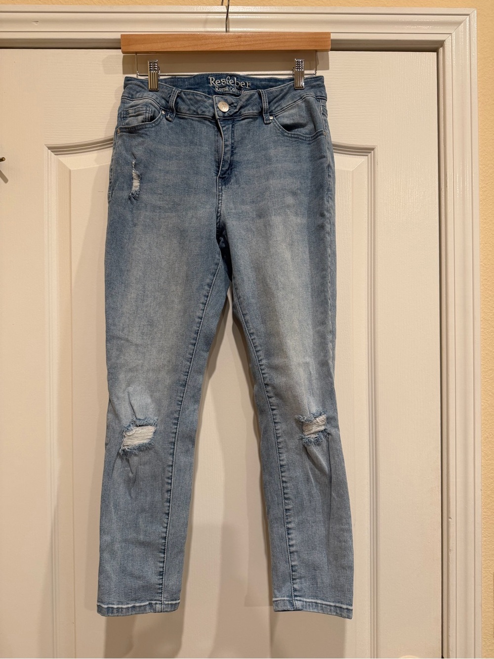 Skinny Capri Jeans with Distressed Knees